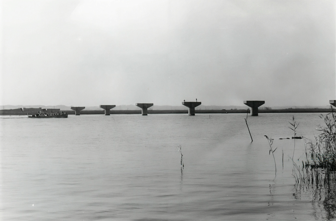 完成前の息栖大橋と渡船