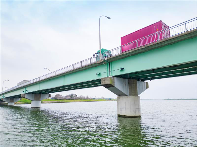 息栖大橋を見上げる