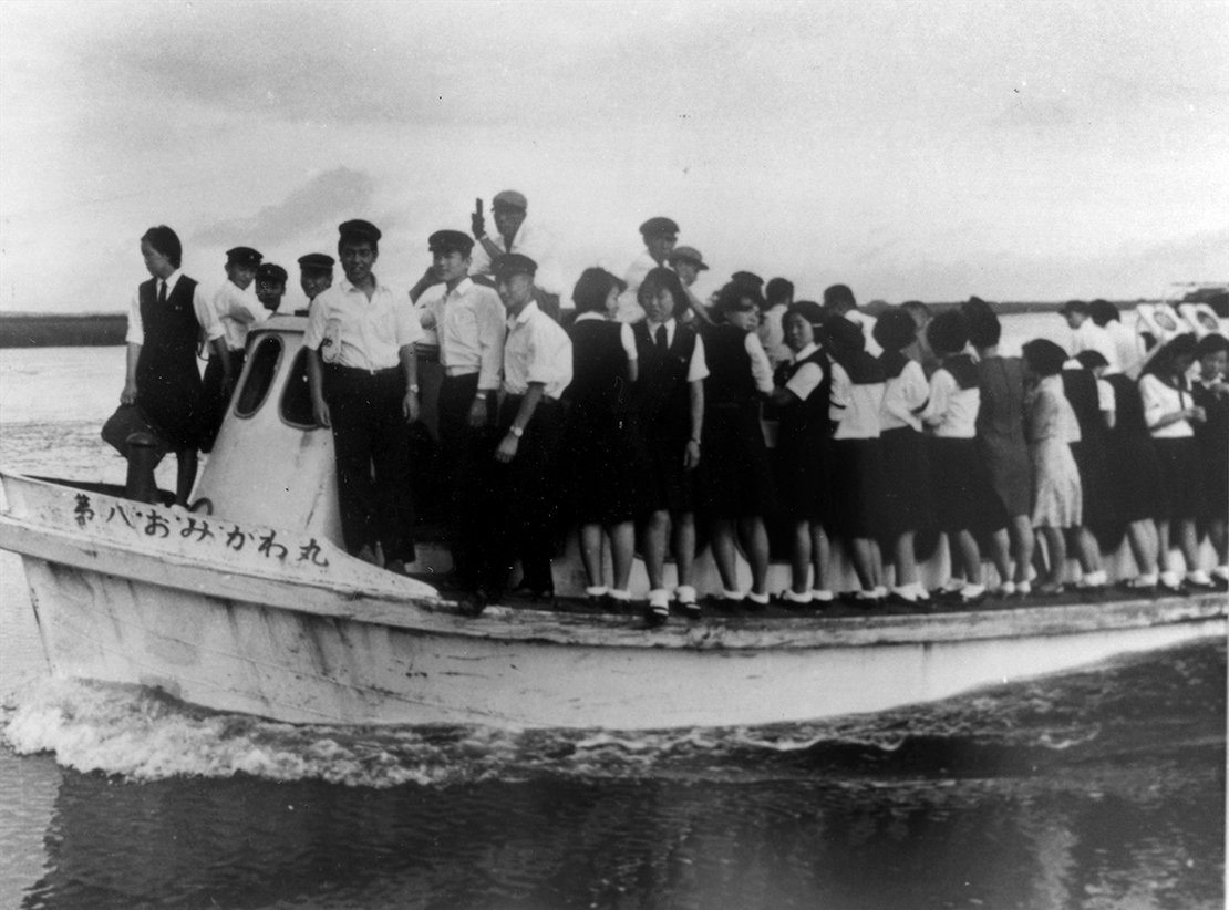 通学で混み合う第八おみがわ丸