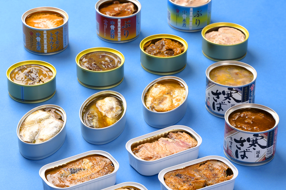 たくさん並ぶ缶詰