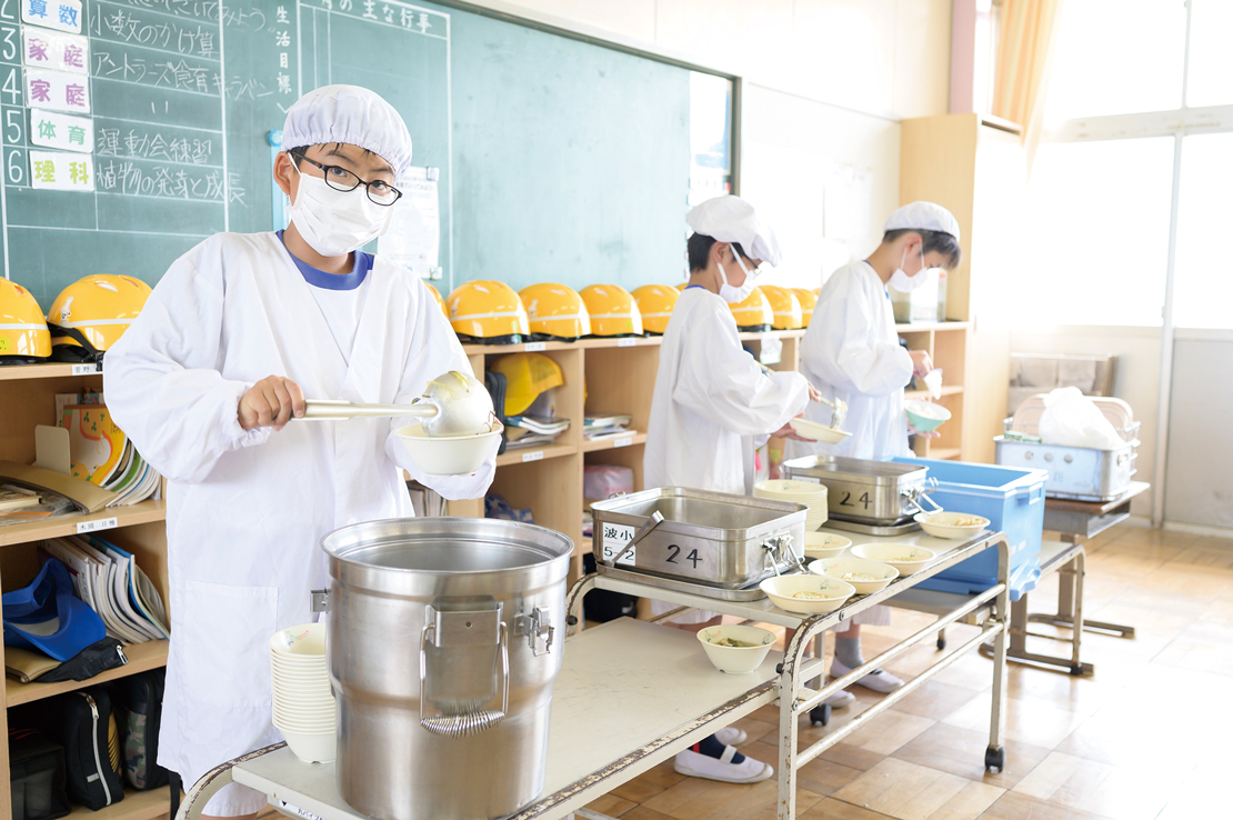 給食の配膳