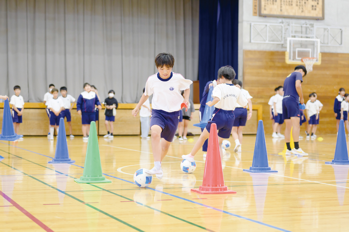 ドリブルでコーンを回る
