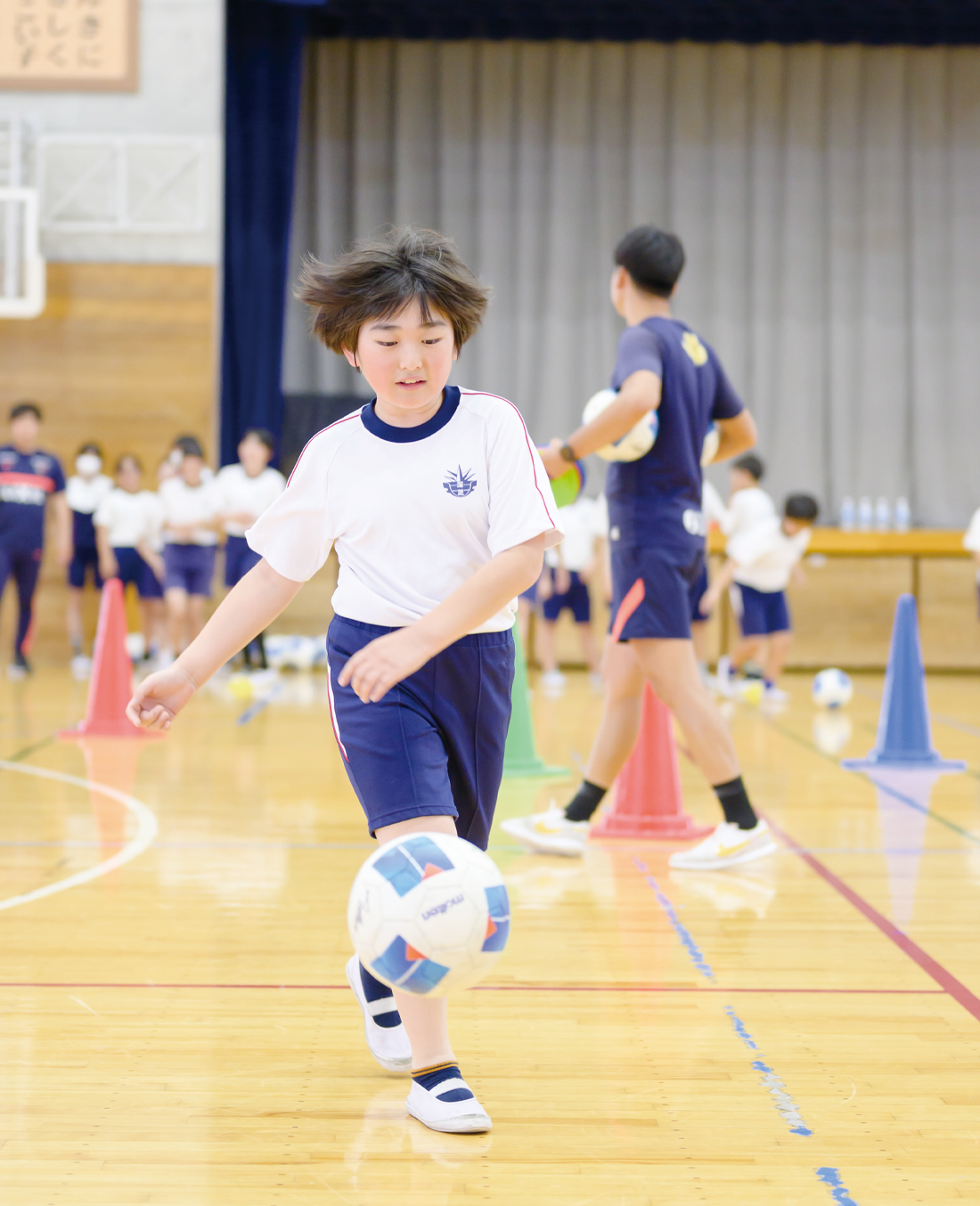 ドリブルする小学生