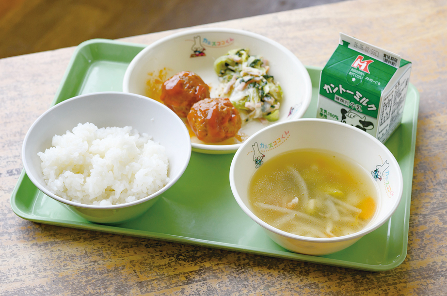 トレーに乗ったご飯と牛乳とおかずと汁物