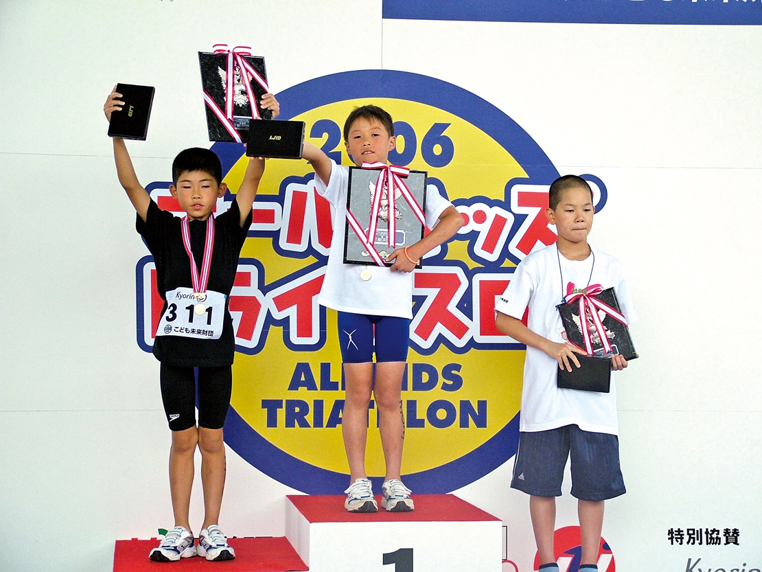 表彰台に立つ小学3年生の安松選手
