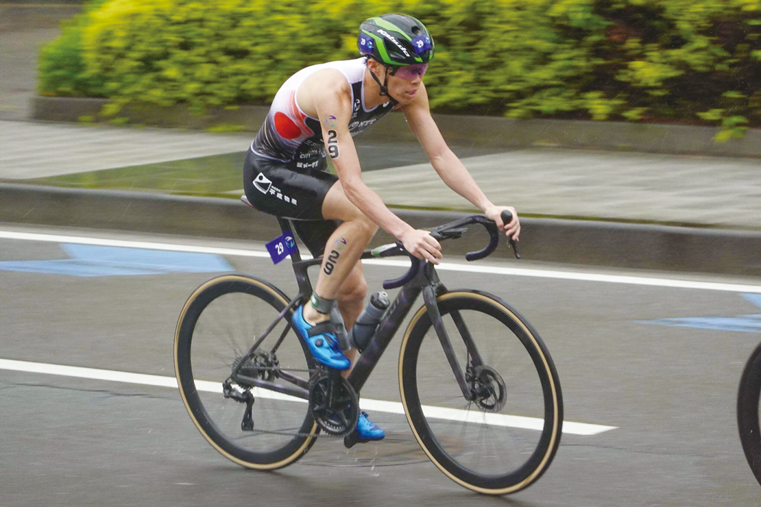 バイク(自転車)で駆け抜ける安松選手