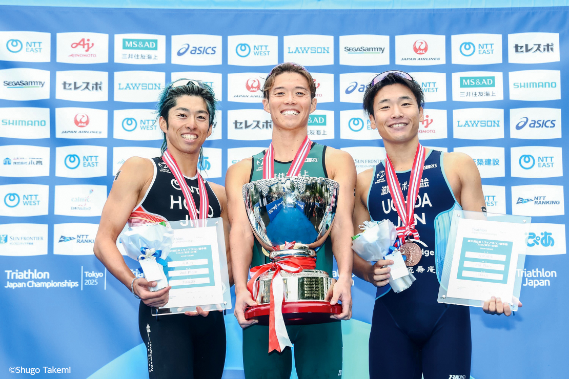 トロフィーを持ちながら他の入賞者と並ぶ安松選手