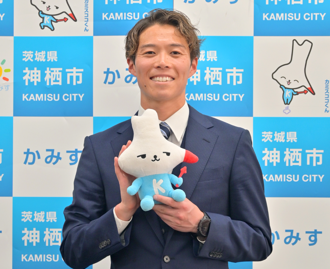 カミスココくんのぬいぐるみを持つ安松選手
