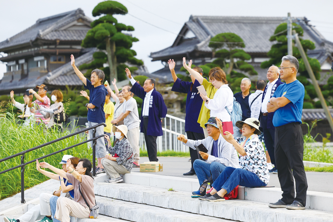 市民が手を振っているようす