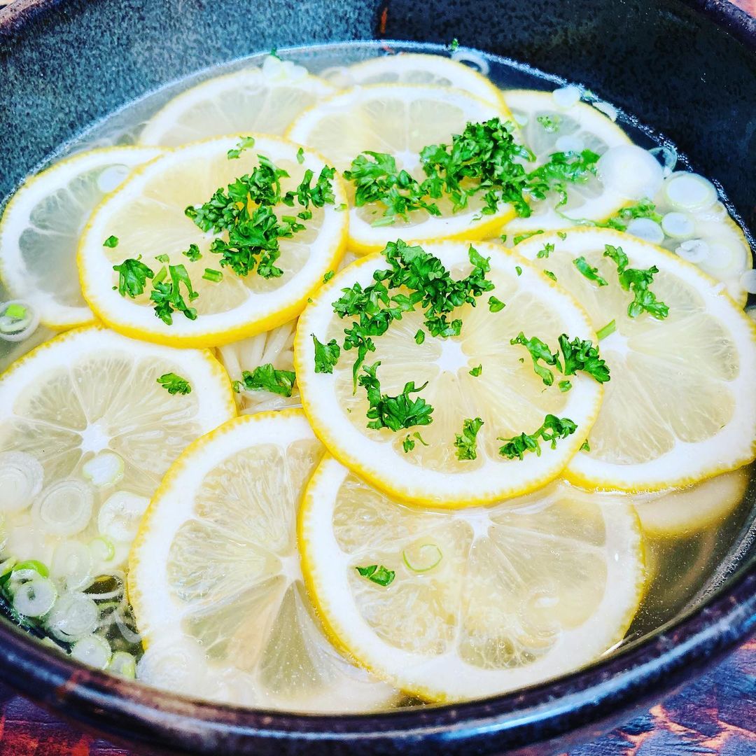 レモンがたくさんのったうどん