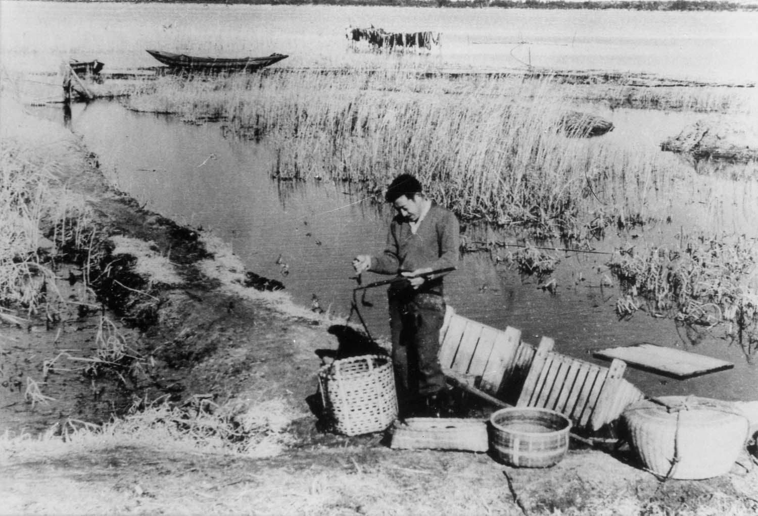 魚の目方を量る仲買人