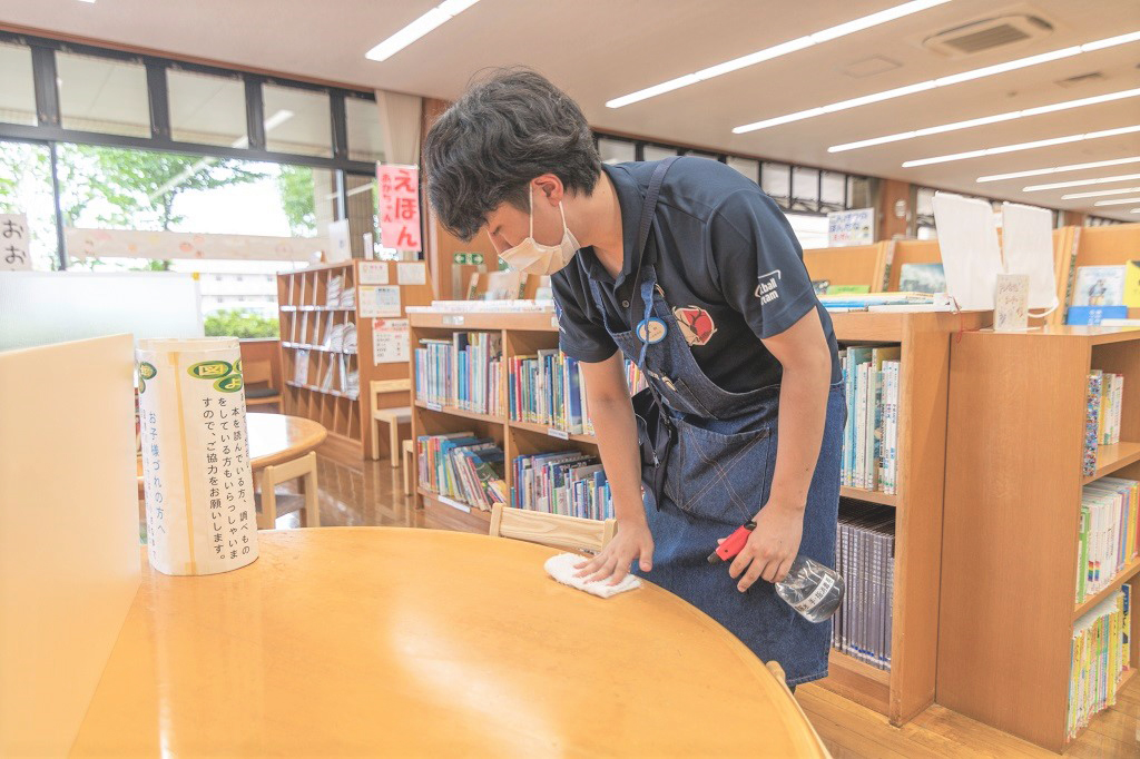 テーブルを消毒する様子