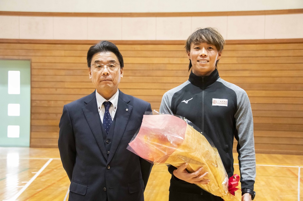 安松選手と横瀬小学校長